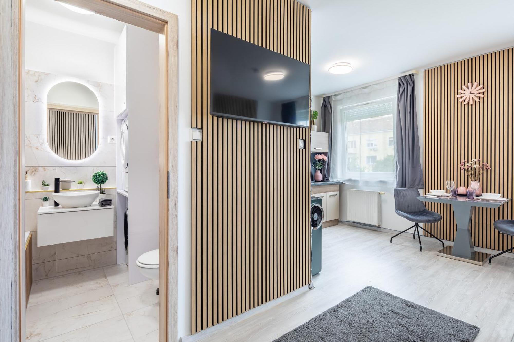 Cozy At Residential Area - Free Street Parking Apartment *
